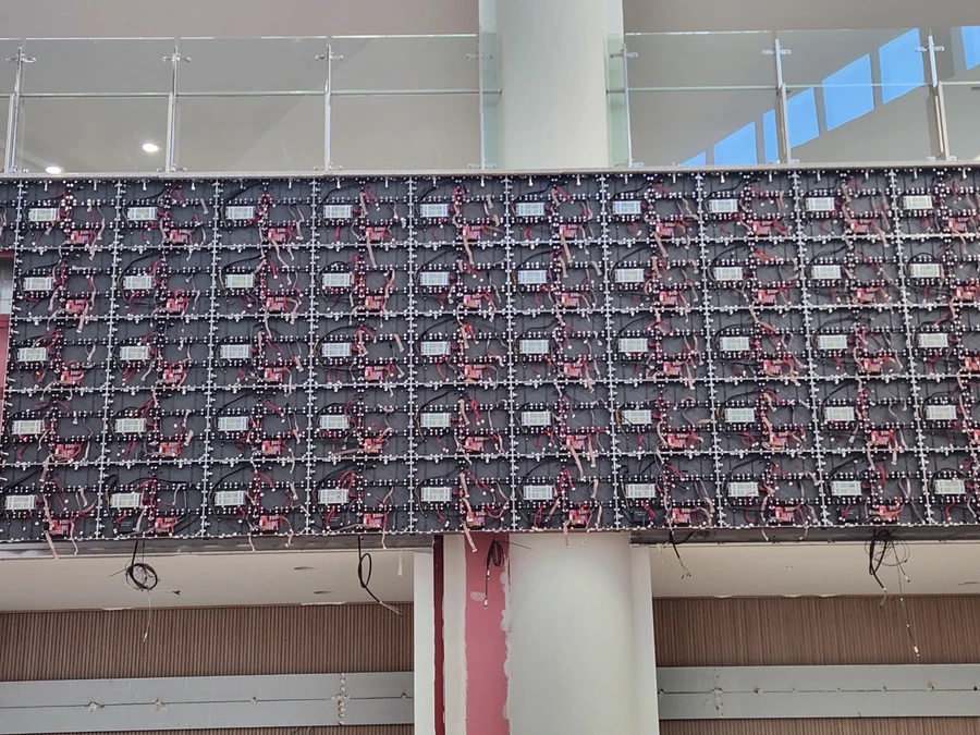 투명 LED 스크린 특징과 활용 사례 참고 이미지 - LED전광판 시공 현장