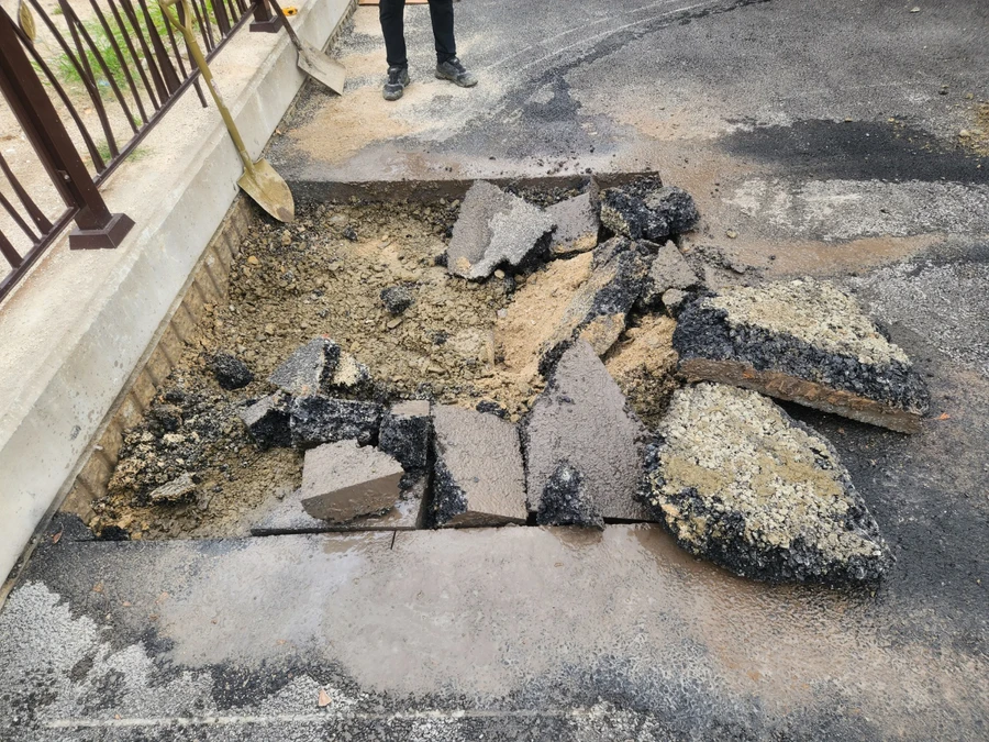 전광판 기초 자리의 아스팔트를 깨고 걷어낸 굴착 현장