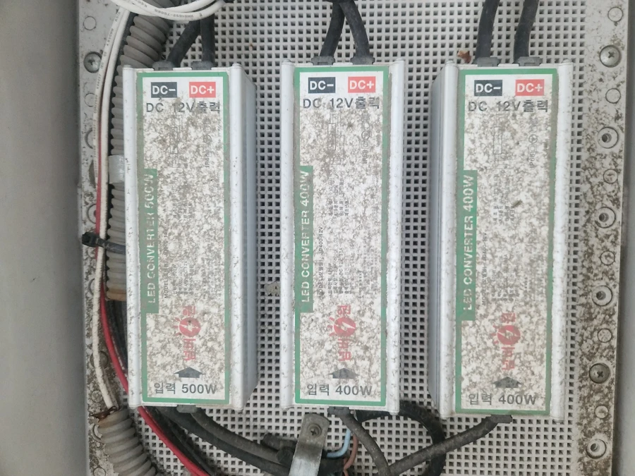 인천 LED 전광판 전원부 참고 - 캐비닛 안에 설치된 DC 12V 전원공급장치 세 개