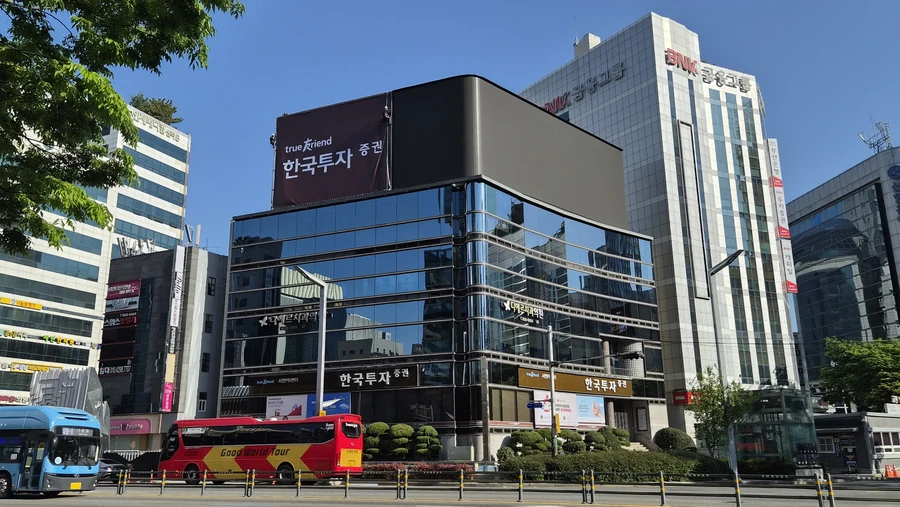 고양 전광판 설치 사례 낮 시간 건물 상단에 검은 화면이 설치된 도로변 건물